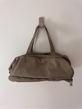 [Ballet] Lululemon 3-in-1 Gym Duffle Bag 30L Warm Ash Grey OS Taupe